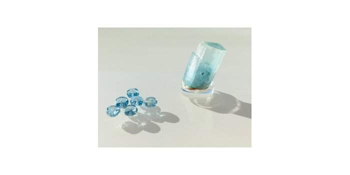 Le monde fascinant des pierres gemmes utilisées en joaillerie, la pierre du mois de mars : l'aigue-marine