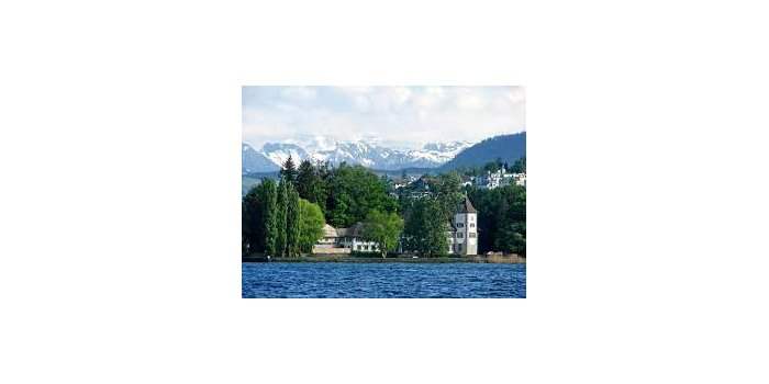 A la découverte de la presqu'île d'Au au bord du Zürichsee, son chateau et ses fleurs à foison